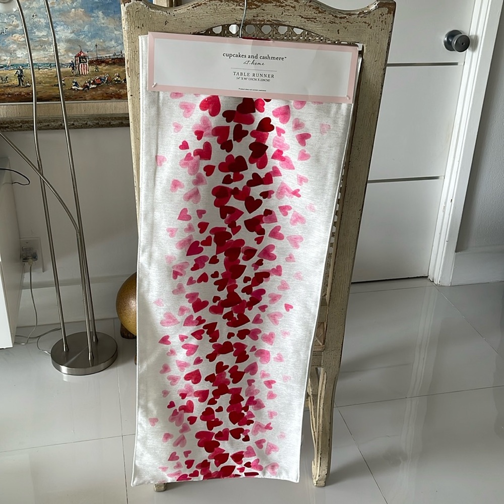 Cupcakes & Cashmere White/Pink/Red Hearts 14x 90" Table Runner